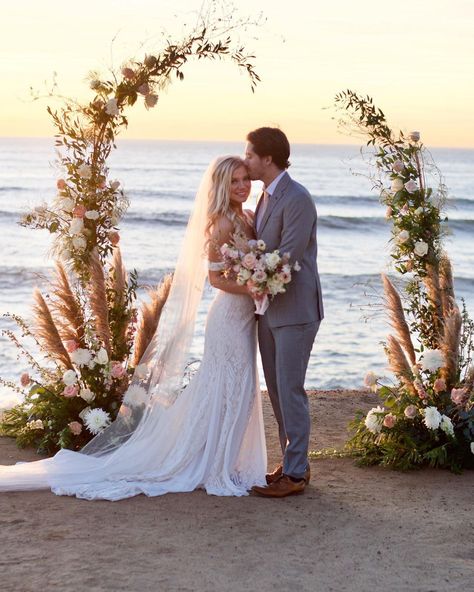 Angeline Oppenheimer on Instagram: “A wispy open-arm arch and a glorious sunset made for the perfect shoot by @carachristyphotography #pampasgrasswedding #weddingarch…” Beach Wedding Alter, Beach Wedding Arch Ideas, Beach Wedding Ceremony Arch, Beach Wedding Arch, Sunset Beach Weddings, Wedding Arbors, Oceanfront Wedding, Wedding Alters, Dream Beach Wedding