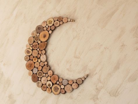 I want to share with you this original wooden moon in its waning phase. It is a handmade work with slices of tree branches and READY TO SHIP. The wooden moon phase wall hanging is a magical, unique and joyful item that breaks with the monotonous and boring decoration. It is a great idea for hallway decor. It is handcrafted with sensitivity and attention to detail and includes a message of sustainability and respect for the environment because it is made with slices of tree branches. Its dimensio Moon Phase Wall Hanging, Rustic Cottage Decor, Wooden Moon, Wood Moon, Zen Home Decor, Stone Wall Art, Wood Slice Art, Art Moon, Driftwood Decor