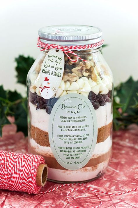 Easy Christmas mason jar gift ideas! Xmas Sweets, Jar Mixes, Joululahjat Diy, Cookie Mixes, Cake Jars, Gift Jars, Jar Meals, Mason Jar Christmas Gifts, Mason Jar Cookies