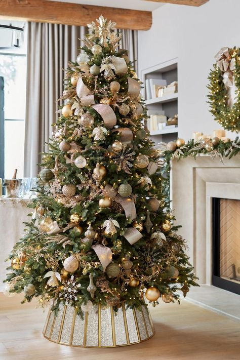 Want to learn how to decorate a Christmas tree like a professional? Decorating experts Dagmar Obert and Brad Schmidt share tips on how to make your tree look spectacular on the blog. Christmas Tree Decorating Themes, Elegant Christmas Trees, Christmas Tree Inspiration, Merry Christmas Decoration, Small Christmas Trees, Beautiful Christmas Trees, Gold Christmas Tree, Christmas Ornament Sets, Christmas Tree Themes