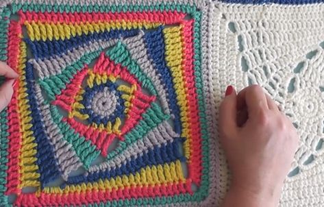 Crochet Wonky Granny Squares Pattern Spiral Granny Square Pattern, Crochet Blanket Diagram, Twist Tutorial, Motifs Granny Square, The Crochet Crowd, Sunburst Granny Square, Spiral Crochet, Crochet Crowd, Confection Au Crochet