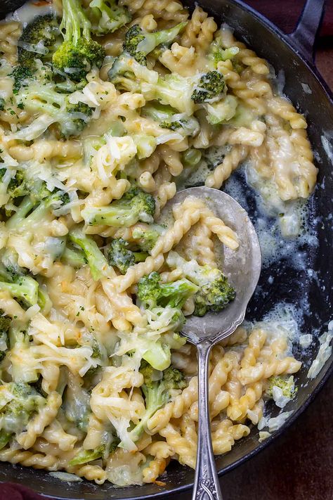 Broccoli Cheese Pasta Noodle And Broccoli Recipes, Broccoli Cheese Pasta, Broccoli Cheddar Pasta, Fasting Meals, Pasta Side, Pasta Fresh, Sauteed Onions, Pasta Rice, Broccoli Recipe