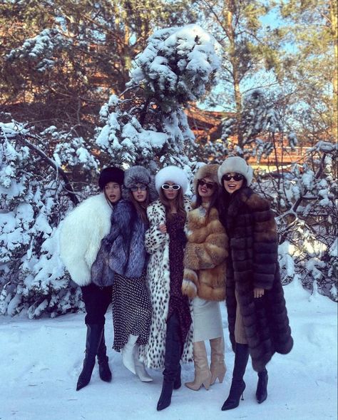 Mode Au Ski, Russian Winter, Winter Princess, Snow Trip, Winter Inspo, Snow Bunnies, Ski Season, Snow Angels, Winter Fits