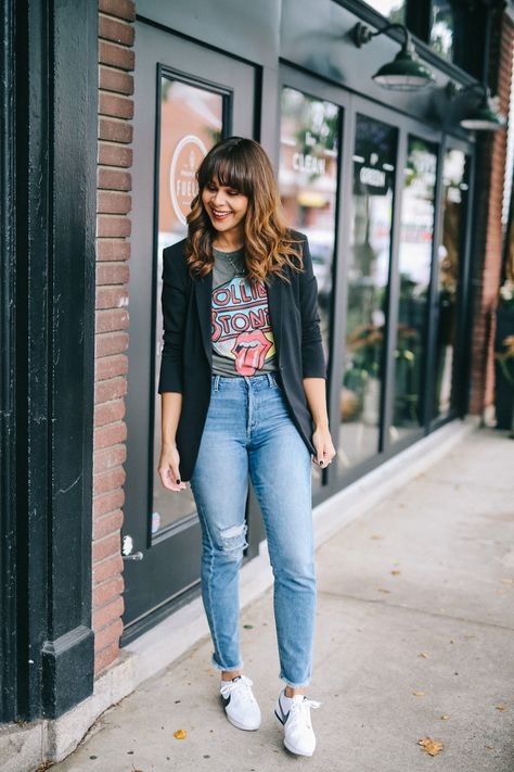 Wearing: Old Zara blazer ( shop blazers here ) | Daydreamer t-shirt  ( shop Rolling Stones tees here ) | Taylor Hill X ... Band Tee Outfits, Band Teacher, Look Legging, Looks Jeans, Blazer And T Shirt, Pumpkin Picking, Cooler Look, Teacher Outfits, Tshirt Outfits