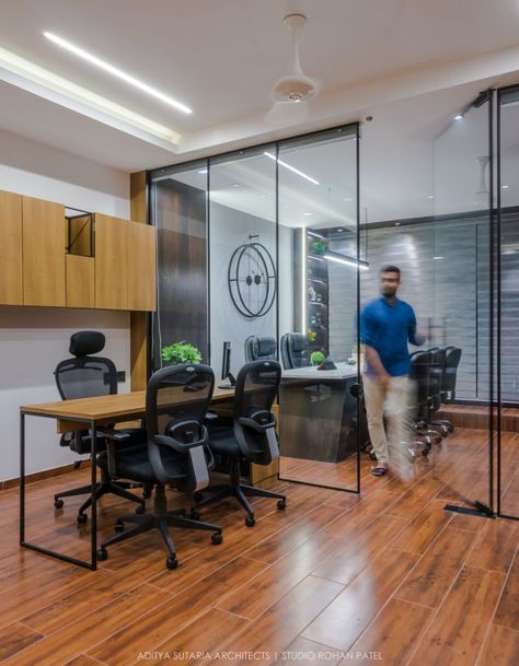 Small Office Cabin Design, Company Office Decor, Meeting Room Design Office, Office Cabin Design, Office Cabin, Core Ideas, Meeting Room Design, In Home Office, Office Interior Design Modern