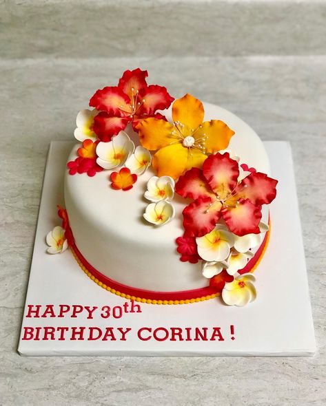 Isascake - A Closer Look📸 Sweet 16 Flower Cake, Hawaiian Flower Cake, Tropical Flower Cake, Birthday Cake For Woman, 30th Birthday Cake For Her, Hibiscus Flower Cake, Summer Themed Cupcakes, Hawaiian Birthday Cakes, Hibiscus Cake