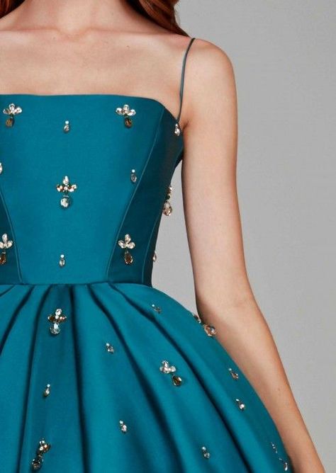 Consider some styling trends and tips for jewelry to wear with this neckline! Hoco Dresses Long Sleeve, Snow Falls, Hoco Dresses Short, 파티 드레스, فستان سهرة, Hoco Dresses, Gorgeous Gowns, Mode Vintage, Fancy Dresses