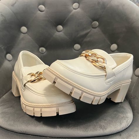 Never Worn - Perfect Condition Cream Loafers, Cream Flats, Amazon Shoes, White Loafers, Flat Shoes, White Cream, Cream White, Gold Chains, Loafer Flats