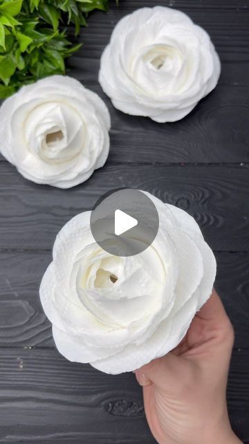 Tissue Paper Flowers Easy, Halloween Diy Paper, Tissue Paper Decorations, Paper Roses Diy, Tissue Paper Flowers Diy, Christmas Crafts Diy Projects, Pot Art, Halloween Paper Crafts, Easy Paper Flowers