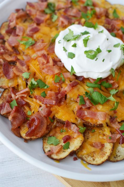 Irish Nachos Recipe - Pub Style And Perfect For Game Day Irish Pub Nachos Recipe, Irish Tailgate Food, Irish Pub Style Potato Nachos, Irish Pub Potato Nachos, Irish Pub Nachos, Irish Food Appetizers, Irish Street Food, Easy Pub Food, Irish Snacks Appetizers