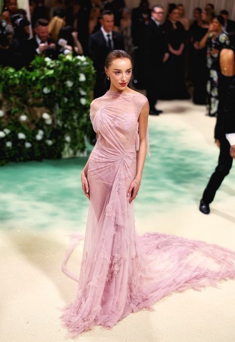 Sheer Red Carpet Dress, Big Gowns, Pink Dress Birthday, Celebrity Red Carpet Dresses, Pink Tulle Gown, Iconic Red Carpet Looks, Red Carpet Celebrities, Gala Looks, Phoebe Dynevor