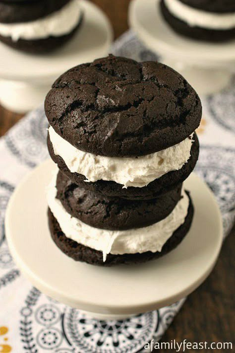 Seriously - the BEST Whoopie Pie recipe around!  Perfectly sweet with a rich chocolate cake and a creamy marshmallow filling. Marshmallow Filling, Whoopie Pie Recipe, Whoopie Pie, Recipes With Marshmallows, Rich Chocolate Cake, Family Feast, Whoopie Pies, Marshmallow Fluff, Dessert Ingredients