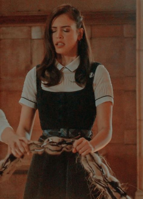 Josie Saltzman Outfits, Josie Saltzman Necklace, Josie Saltzman Screencaps, Legacies Outfits Josie, Josie Saltzman And Hope Mikaelson, Dark Josie, Legacies Outfits, Kaylee Kaneshiro, Legacies Season 4