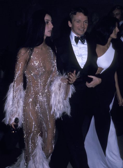 Cher with Designer Bob Mackie at Met Gala 1974. Moda Z Lat 70., Cher Looks, Best Met Gala Looks, 70s Mode, The Cher Show, Cher Outfits, Bianca Jagger, Rocker Chick, Met Gala Red Carpet