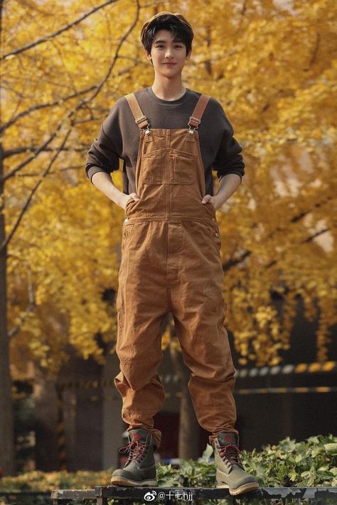 Huang Jun Jie, Men In Overalls, Farmer Outfit, Everything Is Ok, Farm Clothes, Trendy Boy Outfits, Overalls Men, Aesthetic Outfits Men, Overalls Outfit