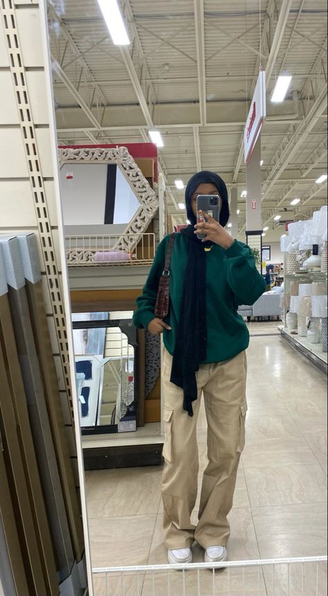 Hijabi Outfits School, Girls Cargo Pants, Islamic Modest Fashion, Spring Outfits For School, Hijabi Outfit, Skater Girl Outfits, Hijab Style Casual, Cargo Pants Outfit, Hijabi Outfits Casual