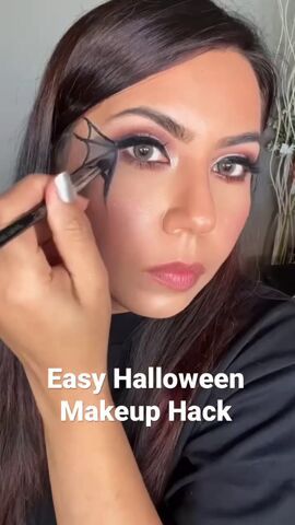 This spider web makeup is so easy to do. Learn how to do spider web makeup for Halloween in this quick post. Spider Web Make Up Eye Makeup, Easy Spider Web Face Paint, Black Widow Makeup Look, Witch Spider Web Makeup, Halloween Spider Face Makeup, Spider Web Face Painting, Halloween Makeup Easy Spider Web, Spider Makeup Looks Halloween, Spider Web Makeup Tutorial