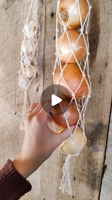 Macrame Onion Bag Tutorial, Macrame Onion Net Diy, Macrame Onion Holder Diy, Macrame Storage, Macrame Hanging Basket, Macrame Basket, Macrame Plant Hanger Patterns, Beautiful Storage, Macrame Hanging