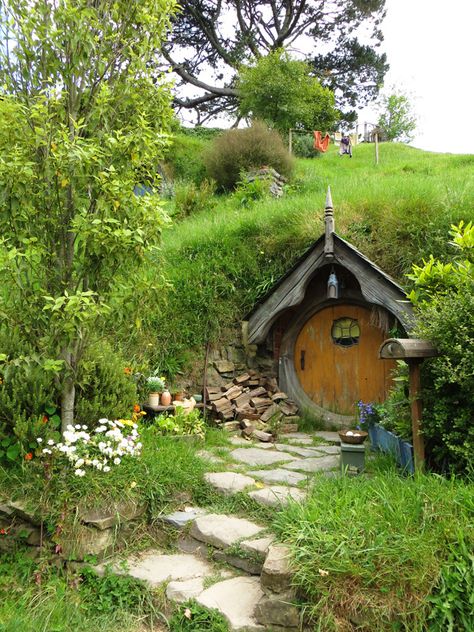 Hobbit Moodboard, Hobbit Land, Underground House Plans, Hobbit Style, Hobbit Holes, Hobbit Houses, Underground House, Casa Hobbit, Underground Shelter