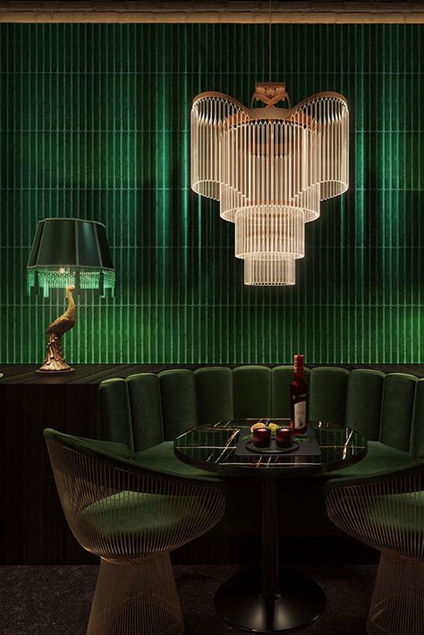 Discover the richness of a green velvet wallpaper. This luxurious texture brings a special, sophisticated vibe to your restaurant. Speakeasy Decor, Speakeasy Bar, Art Deco Bar, Green Bar, Luxury Bar, Velvet Wallpaper, Cocktails Bar, Green Room, Bar Interior