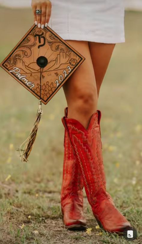 Senior Superlatives Ideas Pictures, Graduation Cowboy Hat, Senior Photo Country, College Graduation Pictures Western, Rodeo Arena Senior Pictures, Senior Pics Cowboy Boots, Western Senior Outfit Ideas, Senior Pictures Western Cowgirl, Western Cap And Gown Pictures