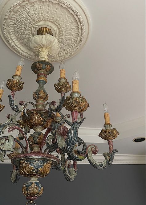 Chandelier Vintage Victorian, Victorian Chandelier Vintage, Chandelier Aesthetic Vintage, Chandelier Aesthetic, Victorian Chandelier, Victorian Interior Design, Chandelier Dining Room, Chandelier Vintage, Victorian Interior