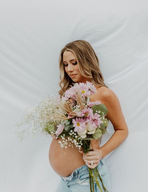 Photoshoot With Flowers, Home Maternity Photography, Diy Maternity Photos, Maternity Picture Outfits, Baby Bump Photoshoot, Maternity Studio Photoshoot, Studio Maternity Photos, Maternity Photography Poses Outdoors, Cute Pregnancy Pictures