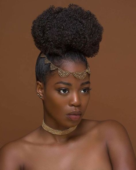 Style Africain, Dark Skin Beauty, Hair Flip, African Hairstyles, African Beauty, Afro Hairstyles, Black Girls Hairstyles, Natural Hairstyles, Black Is Beautiful