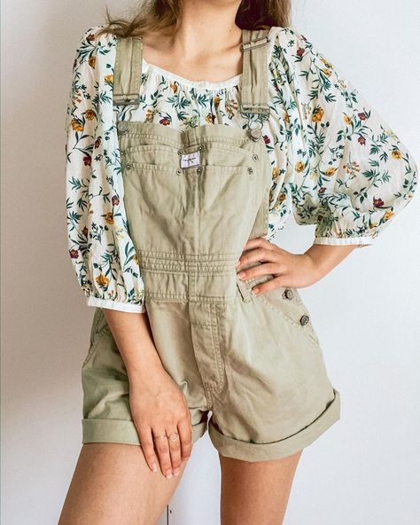 ⋒ dandelion thrifts ⋒ on Instagram: “SOLD @ BIN 🌞 vintage calvin klein short overalls 🦋 size medium but can fit small to large, has adjustable straps + belt loops to tighten at…” Short Overalls, Calvin Klein Shorts, Vintage Calvin Klein, Work Week, Overall Shorts, Dandelion, Floral Tops, Calvin Klein, Adjustable Straps