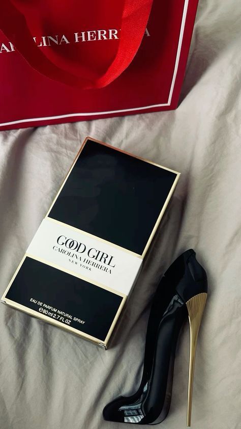 Caroline Herrera Perfume, Good Girl Perfume, Carolina Herrera Perfume, Perfume Carolina Herrera, Carolina Herrera Good Girl, Black Perfume, Fragrances Perfume Woman, Christmas Day Outfit, Emma Thompson