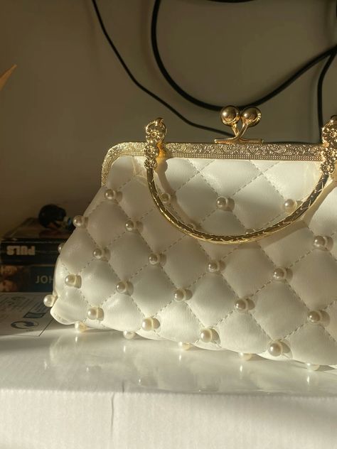 White Pearls Aesthetic, Elegant Gold Dress, Prom Bags, Prom Prep, Pearls Aesthetic, Formal Ideas, Prom Bag, Formal Bag, Prom Purse