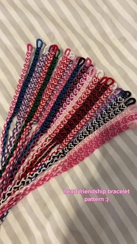 Heart Bracelet Tutorial, Pink Green Wallpaper, Heart Tutorial, Paracord Projects Diy, Diy Bracelets With String, Knitting Hacks, Ankle Bracelets Diy, Diy Friendship Bracelets Tutorial, Braided Bracelet Diy