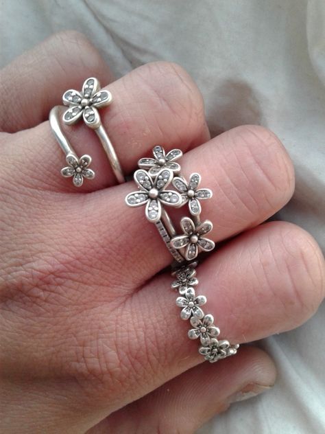 Pandora Daisy Ring, Pandora Rings Stacked, Rings Stacked, Pandora Bracelet Designs, Anklet Designs, Silver Ring Designs, Silver Bracelets For Women, Daisy Ring, Gold Ring Designs