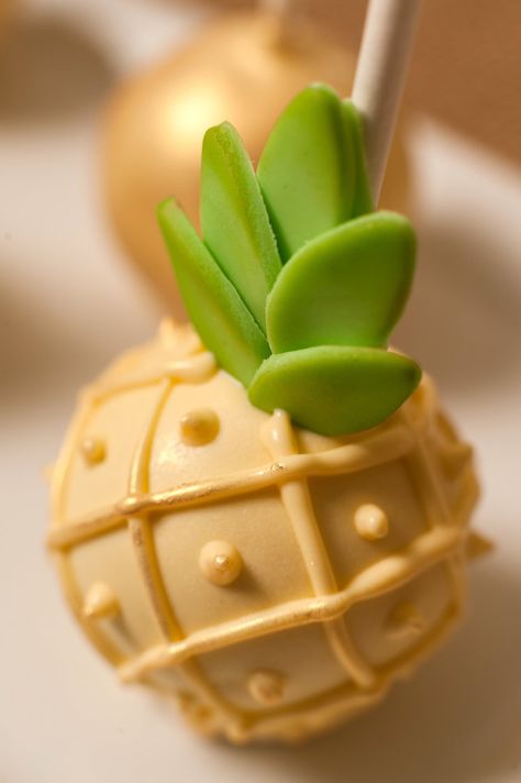 Pineapple Decorated Cake, Summer Cake Pops Ideas, Pineapple Cakepops, Flat Cake Pops, Cute Cake Pops Ideas, Unique Cake Pops, Decorated Cake Pops, Cake Pop Receita, Cute Cake Pops