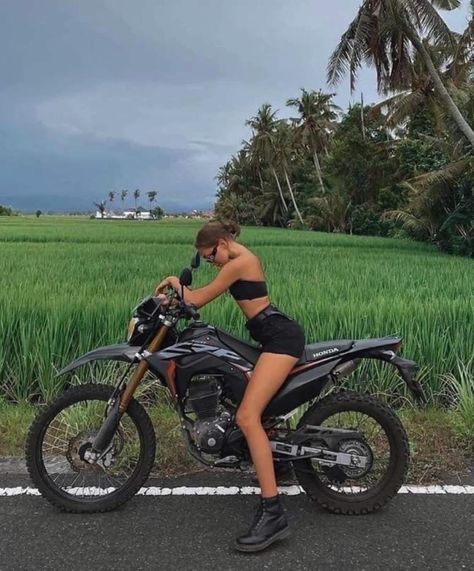 Motorbike Photography, 240z Datsun, Motocross Girls, Motocross Love, Image Moto, Motorcross Bike, Bike Aesthetic, Motorcycle Aesthetic, Dirt Bike Girl