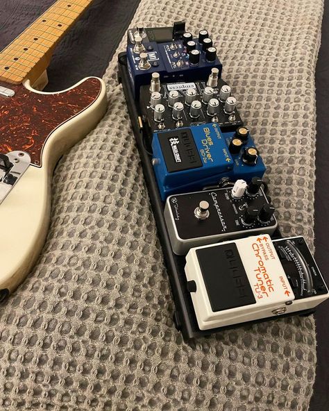 Pedalboard Ideas, Pedalboard Setup, Guitar Pedal Board, Pedal Boards, Bass Pedals, Reverb Pedal, Pedal Board, Guitar Pedal, Cool Electric Guitars