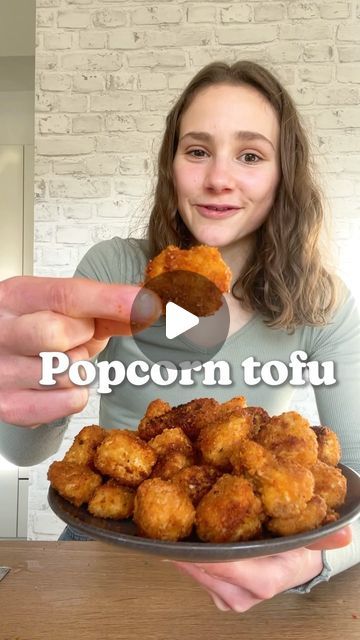 Maya // vegan recipes on Instagram: "POPCORN TOFU 😍🍿   Crispy, crispier, this tofu! 😋 I think this is one of of my new favourite tofu recipes, it’s really fuss-free and tastes soo good! 🥰 Btw you can also bake or air fry the nuggets instead of frying them.  Much love Maya ✨ RECIPE (4 servings each 365cal/16P/43C/12F): -400g tofu, pat dried TEAR into chunks -1/2 Cup (125ml) plant milk -1 Tbsp each apple cider vinegar and sriracha MIX/ADD tofu/MARINATE for 30mins -3/4 (90g) cup starch -2 Tsp each paprika, salt, garlic powder -pepperrrr to taste TOSS the chunks in the mix -1 cup Panko seasoned COAT the tofu in the Panko/FRY until golden brown (or bake at 200C/400F for 20mins) Seasoning: -1 Tsp each paprika, cumin, salt  Tofu damit vermischen - POPCORN TOFU😍🍿  Knusprig, knuspriger, diese Crispy Tofu Wrap, Tofu Appetizer Recipes, Crumbed Tofu, Baked Tofu Recipes, Crispy Tofu Recipes, Crispy Fried Tofu Recipe, Panko Tofu, Deep Fry Batter, Smoked Tofu Recipe