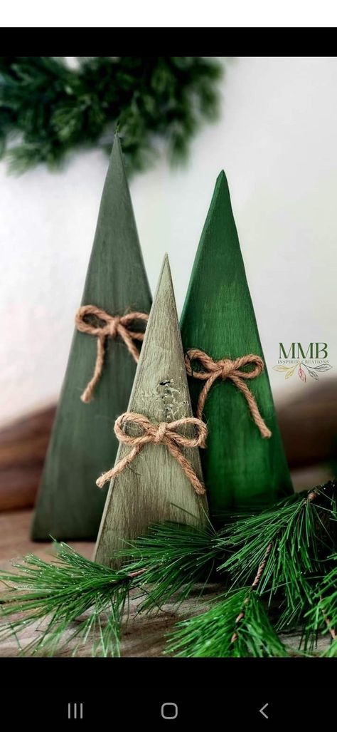 Diy Scrap Wood Christmas Ornaments, Blocks Of Wood Crafts Christmas, Easy Diy Christmas Wood Projects, Diy Small Wooden Christmas Tree, Cute Wood Crafts, Wooden Triangle Christmas Tree Diy, Holiday Woodworking Ideas, Simple Wooden Christmas Crafts, Diy Christmas Wooden Decorations