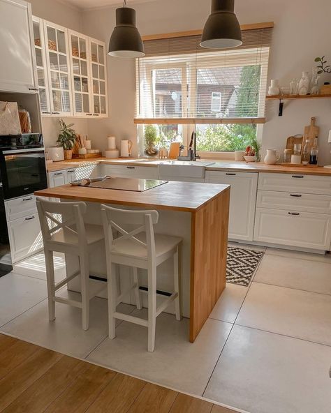 Kitchen Idea With Island, Kitchen Beige Walls, Modern Farmhouse Kitchens White Cabinets, Kitchen Inspo Apartment, Farmhouse Kitchen White, Ikea Kitchen Inspiration, Small Farmhouse Kitchen, Ikea Kitchens, Farmhouse Kitchen Inspiration