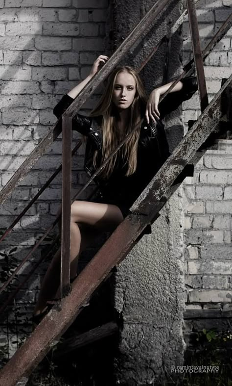 Grunge Model Poses, Grunge Photoshoot Poses, Edgy Poses Photography, Grunge Poses Photography, Alley Photoshoot, Edgy Senior Photos, Grunge Photoshoot Ideas, Industrial Photoshoot Ideas, Edgy Photoshoot Grunge