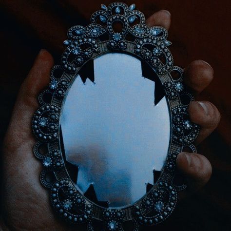 Dark Mirror Aesthetic, Descendants Evie Outfits, Mirror Aesthetic Wallpaper, Mirror Aesthetic Dark, Mirror Aesthetic Photography, Descendants Outfit Ideas, Evie Aesthetic, Descendants Fanart, Descendants Aesthetic