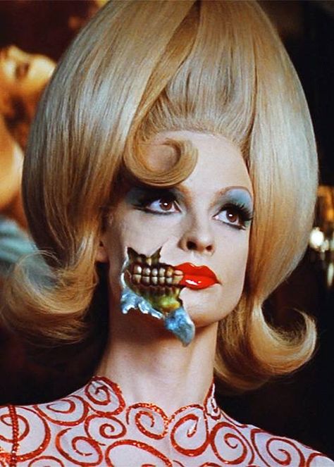 MARS ATTACKS Horror Movie Costumes, Ipad Inspo, Colleen Atwood, Stepford Wife, Mars Attacks, Scary Costumes, Classic Monsters, Halloween Inspo, Sfx Makeup