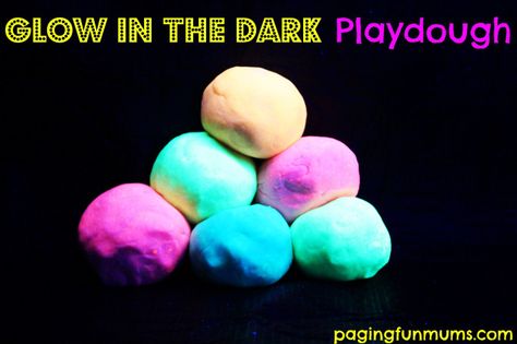 Glow in the dark Playdough 1 Glow In The Dark Playdough, No Cook Playdough, Playdough Ideas, Cooked Playdough, Homemade Playdough Recipe, Diy Glow, No Cook, Silly Putty, Playdough Recipe