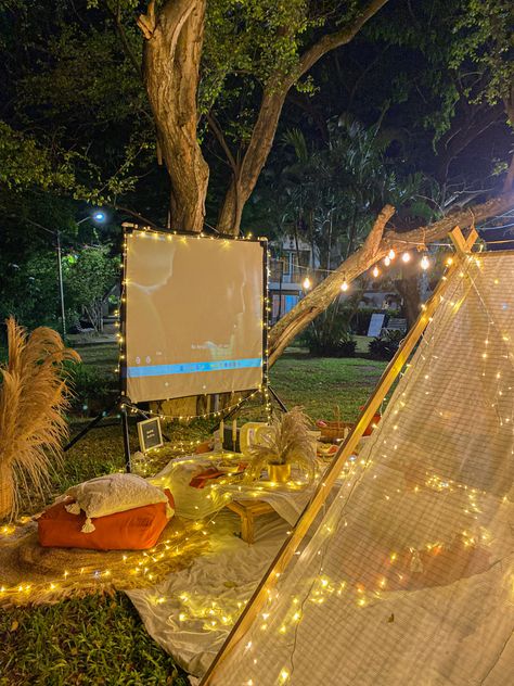 Diy Backyard Movie Night, Romantic Movie Night, Surprise Proposal Pictures, Backyard Tent, Seventeenth Birthday, Outdoor Date, Backyard Movie Nights, Outdoor Cinema, Picnic Decorations