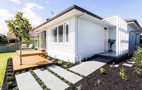 Love these huge pavers /stepping stones Perth House, Cement Building, Villa Entrance, Australian Beach House, Street Appeal, Studio Building, Weatherboard House, Front Facade, External Cladding