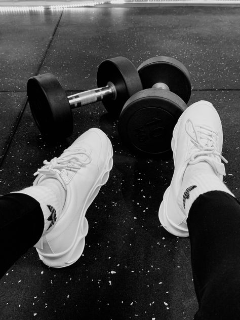 Black And White Running Aesthetic, Black And White Healthy Aesthetic, Work Out Astetic Gym, Aesthetic Exercise Pictures, Black And White Workout Aesthetic, Black And White Gym Aesthetic, Gym Equipment Aesthetic, Gym Aesthetic Photography, Workout Black And White