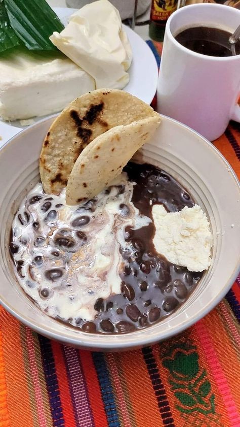 Central American Recipes, Honduran Breakfast, Hispanic Christmas Food, Salvadorian Food Recipes, Guatemalan Breakfast, Salvadorian Culture, Mexican Restaurant Food, Guatemala Culture, Honduran Culture