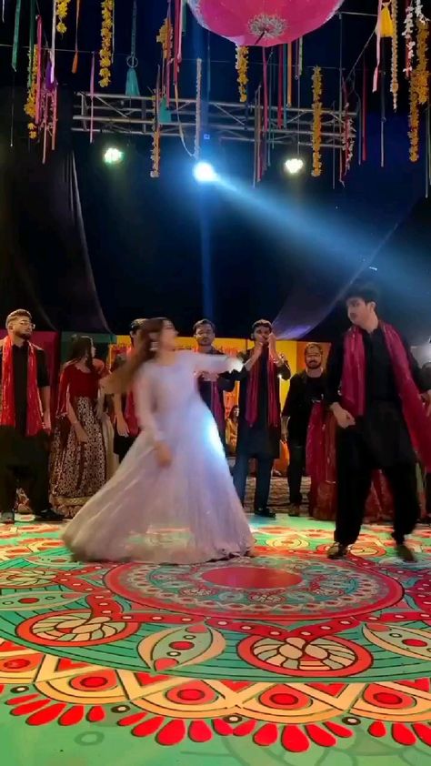 Pakistani Wedding Dance Floor, Indian Traditional Dance, Shaadi Vibes, Pakistani Wedding Dance, Couple Dance Songs, Reel Dance, Contemporary Dance Videos, Wedding Dance Choreography, Simple Dance