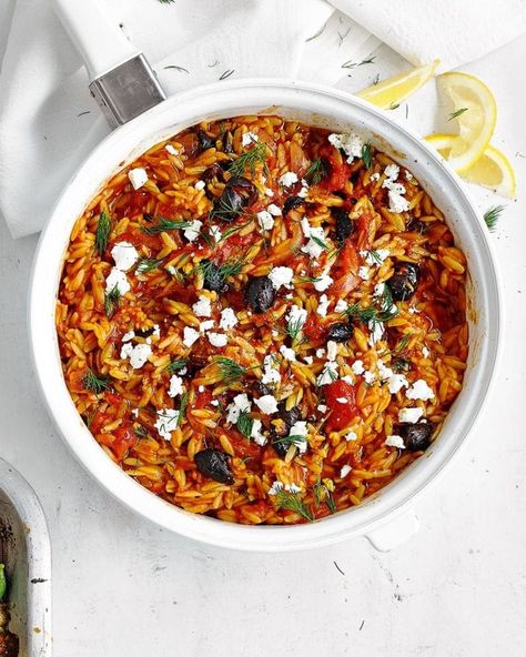 Tomato, dill, olive and feta orzo pasta Feta Orzo, Easy Orzo, Orzo Dishes, One Pot Vegetarian, Orzo Recipes, Tomato Sauce Recipe, Delicious Magazine, Midweek Meals, Orzo Pasta