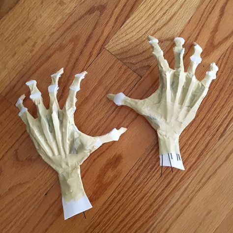 Paper mache ghost hands - adding tendons and bones Paper Mache Hand, Diy Hands Halloween, Halloween Paper Mache Diy, Creepy Hands Halloween Diy, Paper Mache Monster Head, Makeup Zombie, Monster Hands, Ghost Costume, Halloween 20